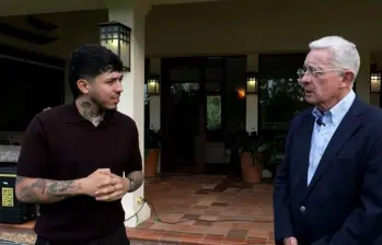 El creador de contenido Westcol entrevistó a Álvaro Uribe Vélez en Llanogrande. Foto: Captura de video redes sociales
