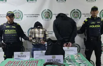 Los dos sujetos poseían bazuco, armas tipo changón y dinero en efectivo que se presume es de la venta ilícita de estupefacientes. Foto: Secretaría de Seguridad Bogotá. 