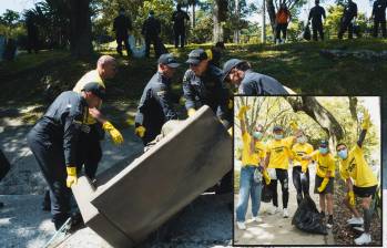 Adelante, algunos de los “influenciadores” que participaron del certamen recogiendo residuos. Atrás, agentes de la Policía retirando un mueble de la canalización del Estadio. FOTO: Cortesía