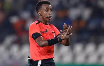 El árbitro somalí Omar Abdulkadir Artan, una de las figuras más respetadas del arbitraje africano, no podrá dirigir en la cita mundialista tras denegársele el acceso a suelo estadounidense. FOTO: AFP