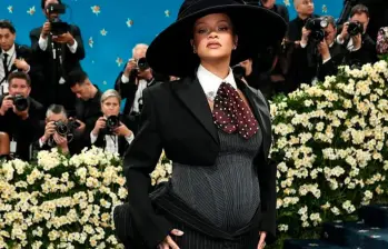 Rihanna lució su embarazo en la Met Gala 2025. FOTO Getty