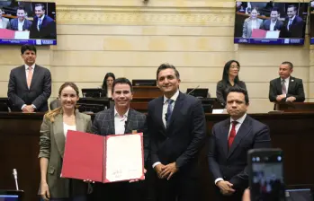 Johnny Rivera durante el acto de reconocimiento en el Senado de la República. FOTO Senado de la República