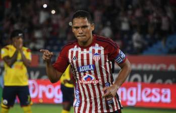 El vehículo de Carlos Bacca (una camioneta de color gris) fue vandalizada por los mismos hinchas de Junior de Barranquilla que salieron furiosos tras la derrota 4-3 ante Águilas Doradas. FOTO: Colprensa