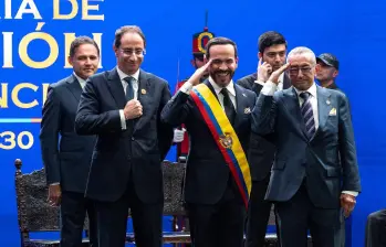 De izquierda a derecha en primera línea: el vicepresidente Juan Manuel Restrepo, el presidente Abelardo de la Espriella y Luis Felipe Yagüe Cotazo. 
