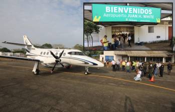 Adelante, fachada del aeropuerto de Caucasia. Atrás, la llegada de la primera avioneta de la aerolínea Moon Flights. FOTO: Esneyder Gutiérrez Cardona