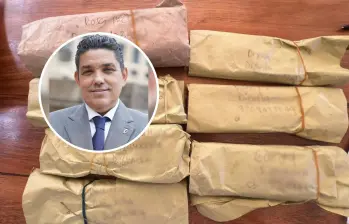 Los siete sobres de manila, hallados junto a $145 millones en el vehículo del escolta asignado a Jaime Lacouture, estaban marcados a mano con nombres, números telefónicos y municipios de La Guajira; la autoría de las anotaciones es materia de investigación. FOTO: Colprensa - X Jacobo Solano