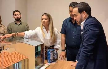 La primera dama Ana Lucía Pineda muestra una maqueta de vivienda al presidente Abelardo de la Espriella. Foto: Captura de video.