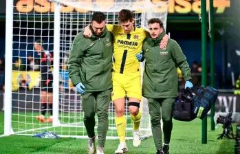 Este es el momento en el que los médicos de Villarreal ayudan al defensa argentino Juan Foyth a salir del campo. FOTO @VillarrealCF