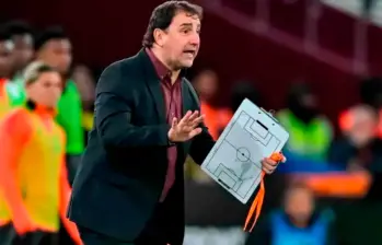 El entrenador de la Selección Colombia, Néstor Lorenzo, estará presente en el sorteo de la fase de grupos del torneo. Foto: Getty 
