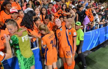 Las jugadoras se despidieron de un grupo de niños de un barrio de Cali. Foto: Getty Images