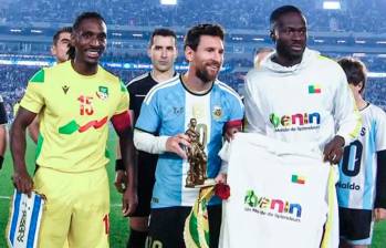 Lionel Messi con la Amazonia de Dahomey en la mano derecha. FOTO: Captura de vídeo
