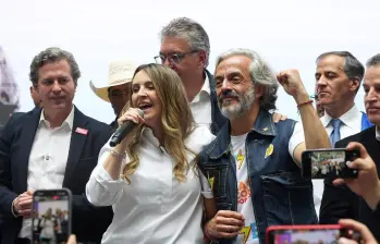 Paloma Valencia presentó a Juan Daniel Oviedo como su fórmula vicepresidencial durante un acto público en el Centro Comercial GranSan. FOTO: Paloma Valencia vía X. 