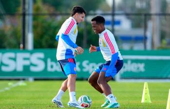 Gustavo Puerta y Jhon Arias jugando en un entrenamiento. FOTO: FCF