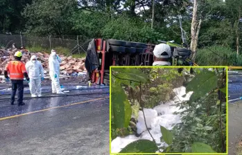 Adelante, la espuma sobre la quebrada La Aguacatala. Atrás, el camión accidentado. FOTO: Cortesía