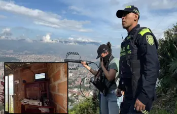 Adelante, una de las consolas de una de las emisoras ilegales. Atrás, agentes y analistas de la ANE rastrean las emisoras piratas. FOTO: Cortesía