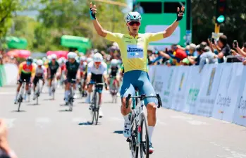 Wilmar Paredes cruzó la meta en Neiva con los brazos en alto y celebró su tercera victoria consecutiva en la Vuelta a Colombia-2026. FOTO CORTESÍA FEDECICLISMO