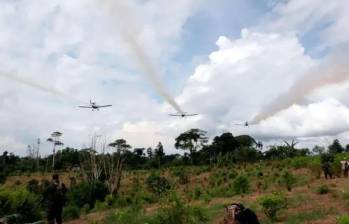 El gobierno de Abelardo de la Espriella ha propuesto volver a utilizar la fumigación aérea, pero deben cumplirse varios requisitos. Foto: Policía.