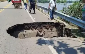 Este fue el enorme hueco de gran profundidad que surgió en el extremo del puente. FOTO: imagen tomada de redes