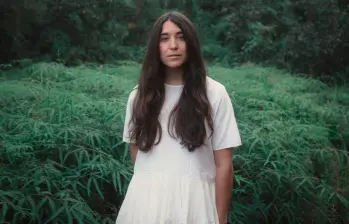 Andrea Cruz ha publicado tres discos Tejido de Laurel (2017), Sentir no es del tiempo (2020) y Escritos elegidos de: Lo que no debió salir (2021). Foto Cortesía.