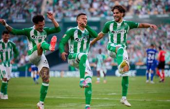 Nelson Deossa (centro) ha ganado protagonismo en el Real Betis durante el inicio de la temporada. FOTO: X: REAL BETIS