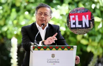El presidente de Colombia, Gustavo Petro; y una bandera del ELN. FOTOS: COLPRENSA