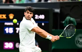 Carlos Alcaraz clasificó a su tercera semifinal consecutiva en el Grand Slam de Wimbledon. FOTO: Xinhua