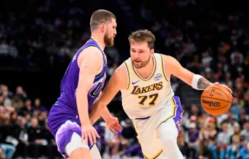 El esloveno Luka Doncic (#77) sumó 43 puntos en la victoria de los Lakers 135-118 ante los Clippers en la NBA. FOTO GETTY 
