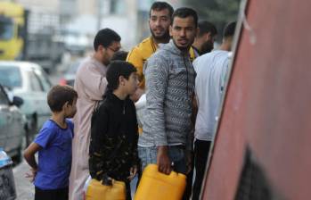 Israel urgió a los habitantes del norte de Gaza a que huyan hacia el sur de este territorio y miles de desplazados están en el paso fronterizo de Rafah con Egipto. FOTO: AFP