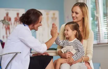La teleconsulta pediátrica permite que niños y niñas con síntomas leves sean valorados por un especialista sin salir de casa y, según el caso, reciban manejo en el hogar o sean remitidos a consulta presencial o urgencias. FOTO: Magnific.