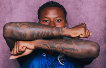 Sidny Lopes Cabral y los tatuajes en honor a sus padres. FOTO: X Sidny Lopes Cabra