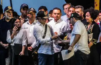 El “tarimazo” del presidente Gustavo Petro con los voceros del crimen organizado del Valle de Aburrá. FOTO Julio Herrera.