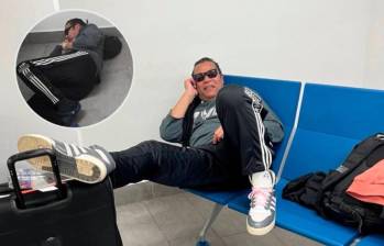 El cantante cubano Amaury Gutiérrez esperando en el aeropuerto de Cartagena tras ser inadmitido por Migración Colombia. FOTO: TOMADAS DEL INSTAGRAM DE AMAURY GUTIÉRREZ