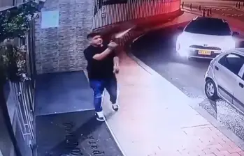 Un hombre hizo varios disparos al aire en un conjunto residencial de Bogotá; las autoridades investigan el caso. FOTO: captura de video de seguridad