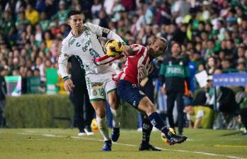 James no solo buscó generar juego ante Chivas, también ayudó en marca en el triunfo de León. FOTO: Tomada de X @clubleonfc