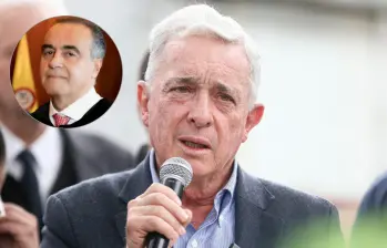 Expresidente Álvaro Uribe y el magistrado Carlos Roberto Solórzano Garavito. Foto: Colprensa