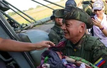 Régimen de Venezuela publicó fotos de Diosdado Cabello recibiendo a desplazados del Catatumbo. FOTO: tomada de redes sociales 