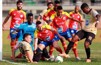 El estreno de Águilas Doradas como local en el estadio Cincuentenario no fue tan feliz, a pesar del amplio acompañamiento de los hinchas, perdió ante Pasto. FOTOS MANUEL SALDARRIAGA