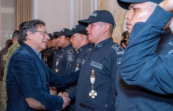 Los 28 policías y el militar fueron condecorados por Petro al inicio del Consejo de Ministros. FOTO: Presidencia