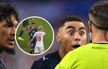 Miguel Almirón pagó el precio de la nueva e inflexible regla de la FIFA y dejó a Paraguay con diez hombres ante Turquía. ¿El motivo? Hablar tapándose la boca. FOTO: Captura de video de redes sociales @Dsports y AFP
