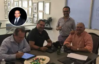 Abelardo de la Espriella junto a alias “Boliche”, a quien se le acusa por lavar plata que cobraba a narcos internacionales. A la izquierda, en el círculo, Daniel Peñarredonda, exsocio del candidato. Foto: Redes sociales.