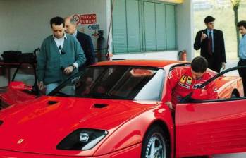 Según las autoridades, el coche rojo llegó a Reino Unido a finales del año pasado. En la imagen se ve a Gerhard Berger subiendo a su caoche. FOTO: FERRARI