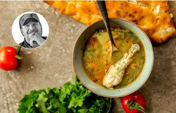 El caldo o consomé de pollo es una de esos platos que reconfortan el corazón. FOTO: Magnific.