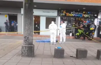 Tras propinarle los impactos de bala, los atacantes emprendieron la huida en la motocicleta por las vías principales del sector. FOTO: Captura de video de redes sociales @PasaenBogota