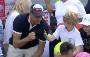 El tenista Kamil Majchrzak le regaló su gorra a un niño luego de un partido del US Open, sin embargo, no se percató de que esta fue tomada por otra persona. Foto: Captura de video redes sociales 