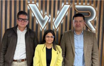 Angie Rodríguez junto al equipo legal que la acompaña en su proceso, incluido el exministro Wilson Ruiz (izquierda). Foto: Cortesía.