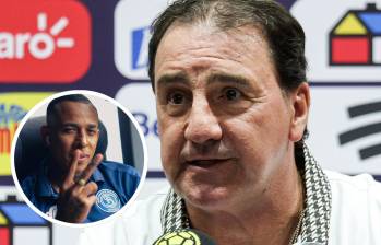 La ausencia de Sebastián Villa en la convocatoria definitiva de Colombia para la cita orbital de Estados Unidos, México y Canadá no obedeció a razones futbolísticas, sino a presuntas quejas de las marcas patrocinadoras de la selección. FOTO: FCF y redes sociales @sebastian14villa
