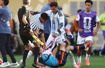 Diez fechas de suspensión, 90.000 dólares de multa y la sombra del escarmiento tras la final del Mundial 2026, mientras la AFA apunta a quemar las sanciones en la ventana de amistosos de septiembre para amortiguar el golpe. FOTO: AFP