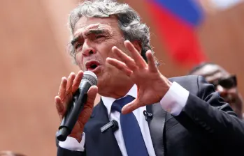 Con un mensaje contundente, aseguró que no se dejará sacar de la contienda y arremetió contra las “jaulas” de los extremos. FOTO: Colprensa