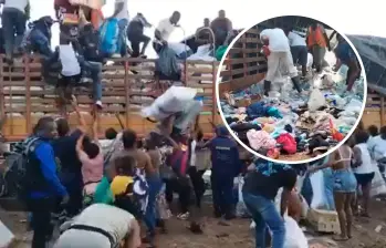 Personas sacan de manera desordenada las donaciones que eran transportadas en un tractocamión hacia Buenaventura para los damnificados por el terremoto. Foto: captura de video redes sociales