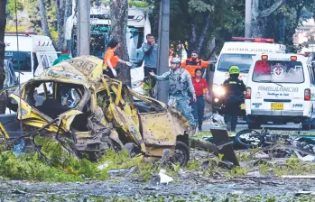 El atentado con el camión bomba en el barrio La Base pudo ser peor, dado que otro camión que también había sido acondicionado con explosivos no detonó. El hecho ocurrió a plena luz del día. FOTO Xinhua